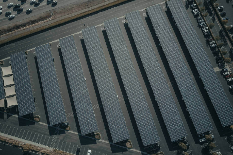 Ansicht Solaranlage auf einem Parkplatz