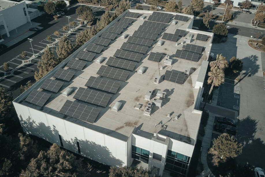 Fabrikhalle mit großer Photovoltaikanlage