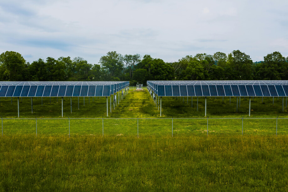 Freifläche mit Photovoltaikanlage auf Ständern