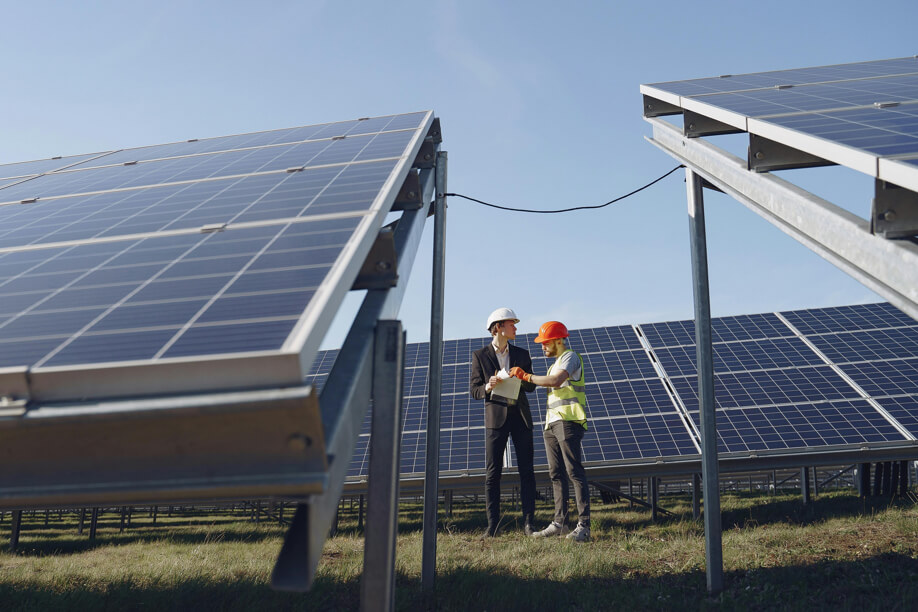 Große Solaranlage auf einer Freifläche