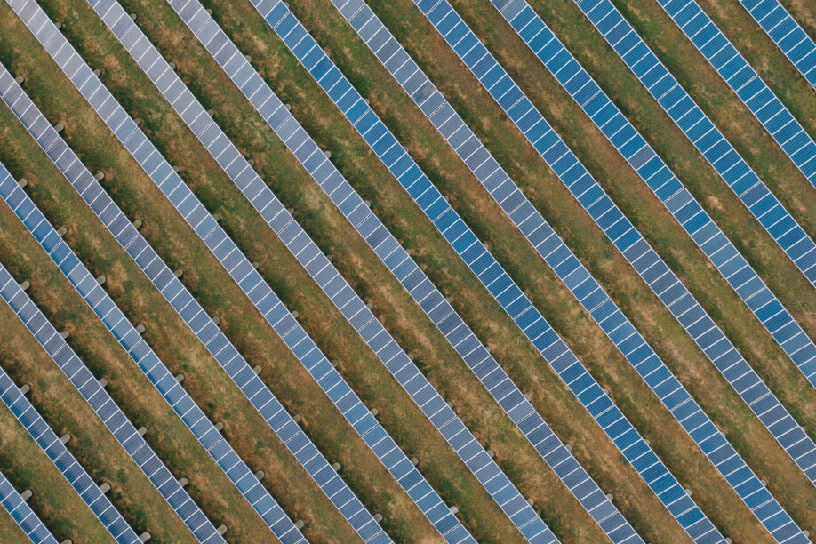 Freiflächenfeld mit Photovoltaik-Modulen