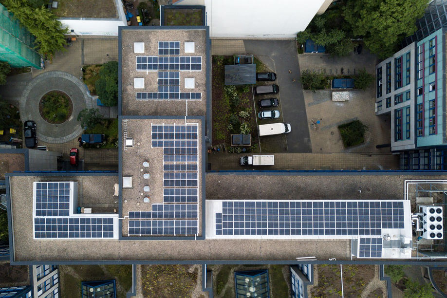 Ansicht Photovoltaik-Anlage auf Firmendach