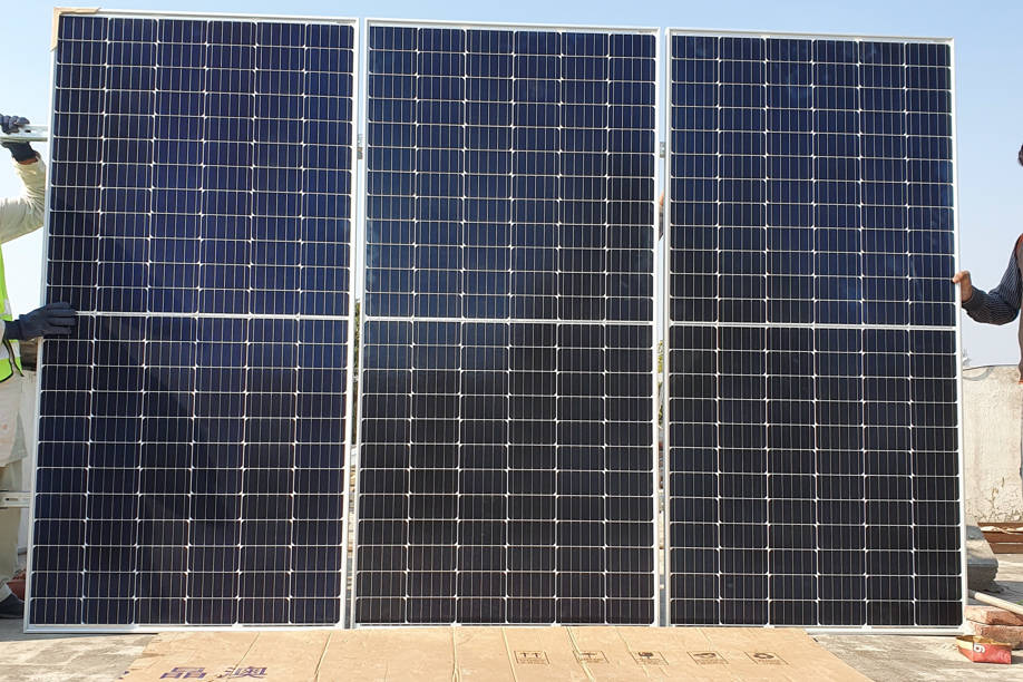 Großes Photovoltaik-Panel zur Montage auf Hallendach