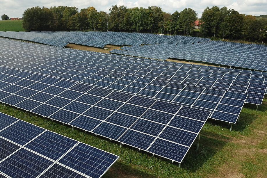 Blick auf eine große Photovoltaik Anlage auf einem Freifeld