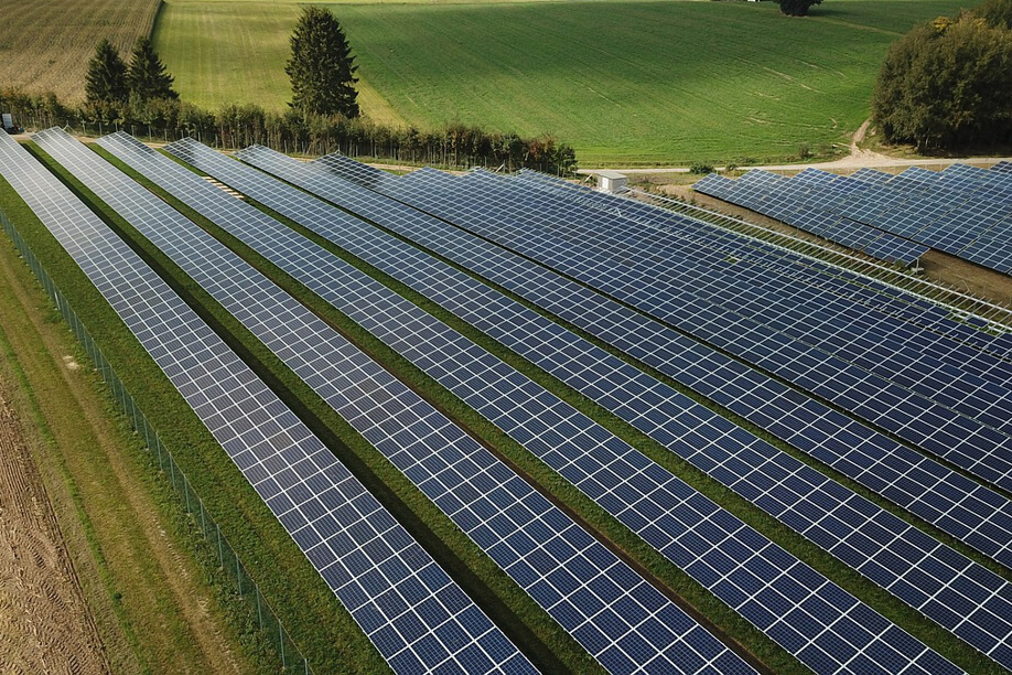 Große Freifläche: Eine Photovoltaikanlage auf einem Feld