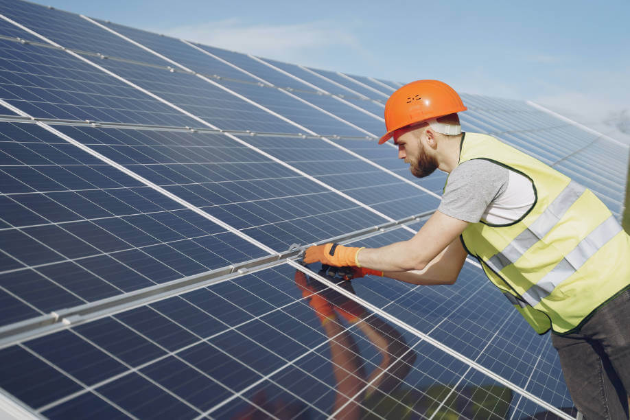 Prüfung einer Photovoltaikanlage auf einem Firmendach