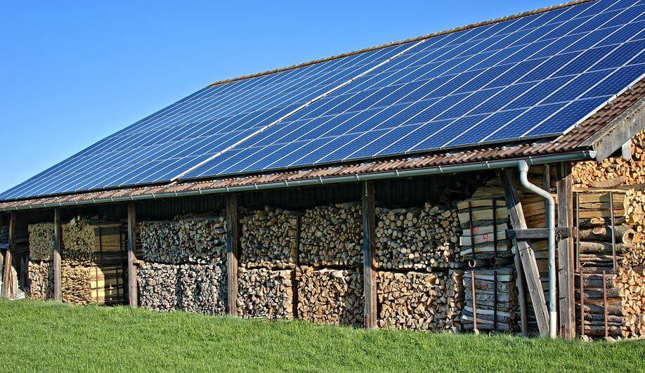 Große Lagerhalle mit Photovoltaik-Anlage auf dem Dach
