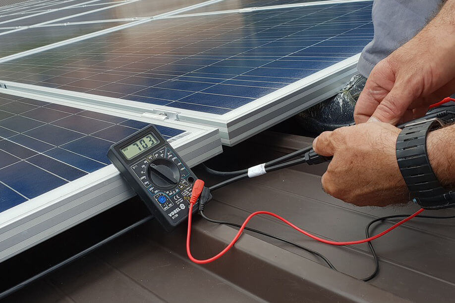 Messung Photovoltaik-Dachanlage durch Techniker