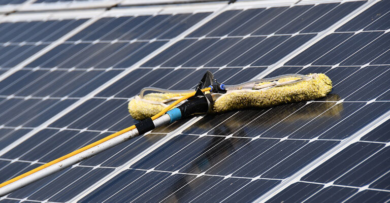 Artikelbild im Photovoltaik-Blog zu: Photovoltaikanlage reinigen und pflegen – für den besten Ertrag